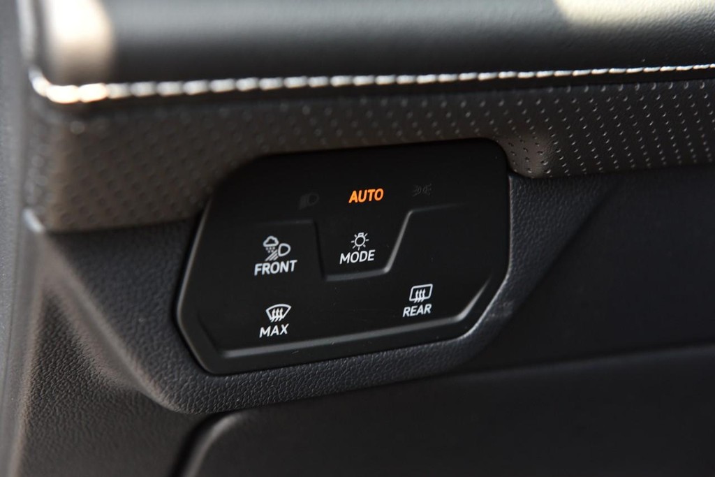 Volkswagen Atlas Cross Sport Vehicle Full-screen Gallery Image 11