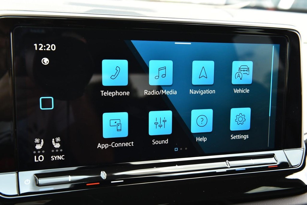 Volkswagen Atlas Cross Sport Vehicle Full-screen Gallery Image 14