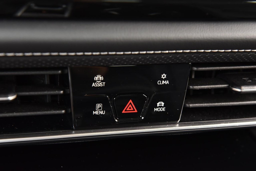 Volkswagen Atlas Cross Sport Vehicle Full-screen Gallery Image 15
