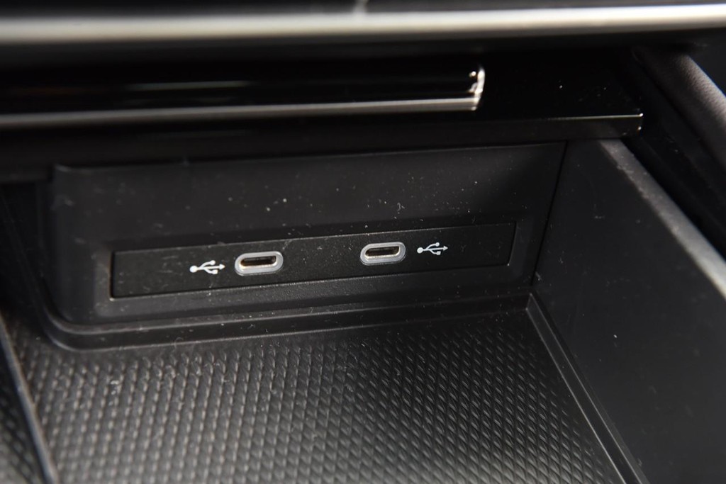 Volkswagen Atlas Cross Sport Vehicle Full-screen Gallery Image 16