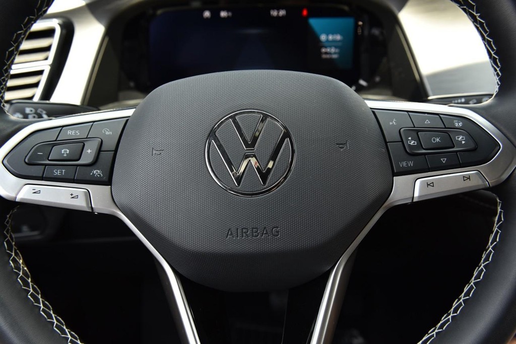 Volkswagen Atlas Cross Sport Vehicle Full-screen Gallery Image 18