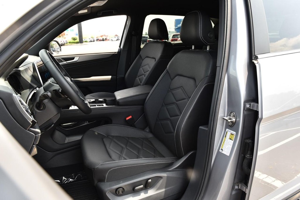 Volkswagen Atlas Cross Sport Vehicle Full-screen Gallery Image 19