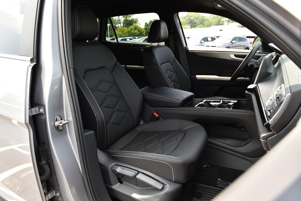 Volkswagen Atlas Cross Sport Vehicle Full-screen Gallery Image 20