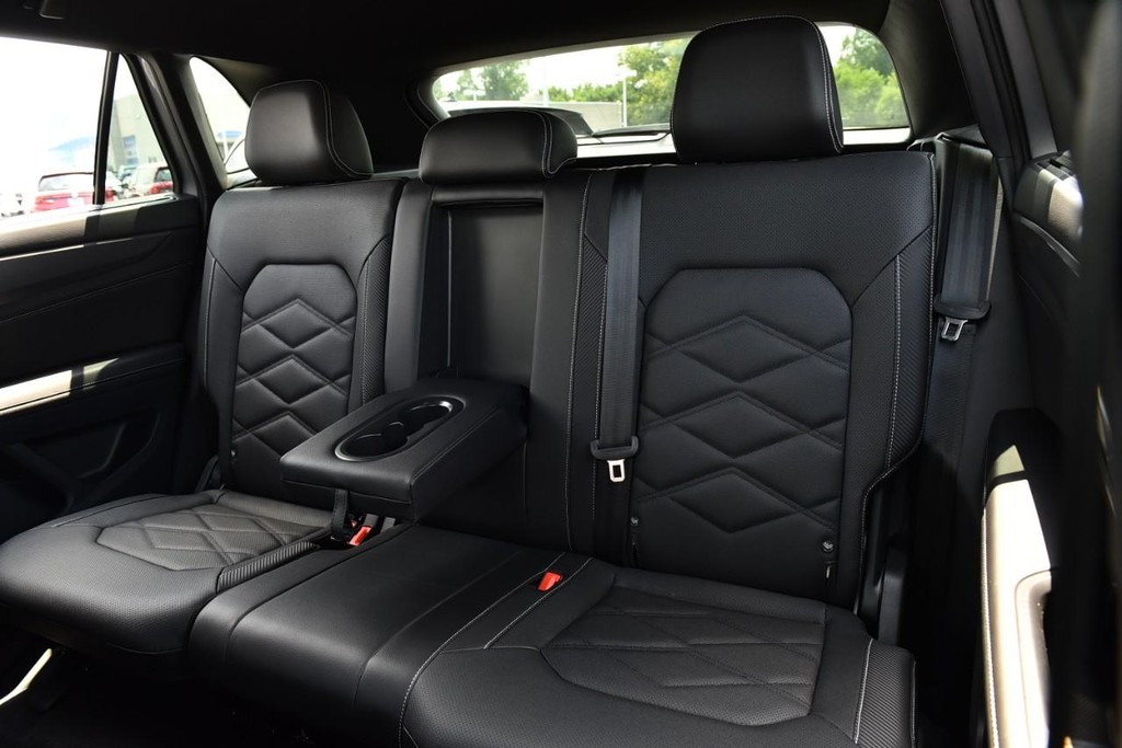 Volkswagen Atlas Cross Sport Vehicle Full-screen Gallery Image 21