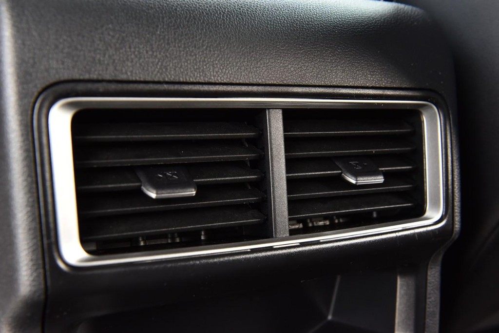 Volkswagen Atlas Cross Sport Vehicle Full-screen Gallery Image 22