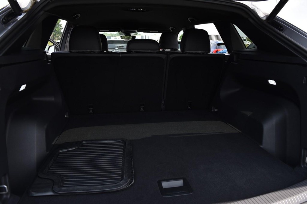 Volkswagen Atlas Cross Sport Vehicle Full-screen Gallery Image 24