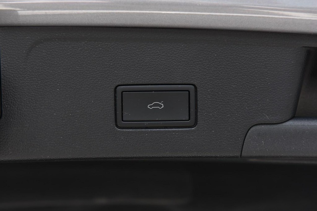 Volkswagen Atlas Cross Sport Vehicle Full-screen Gallery Image 25