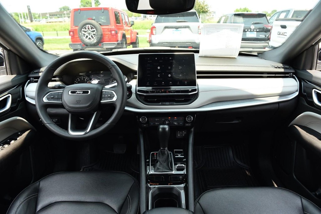Jeep Compass Vehicle Full-screen Gallery Image 7