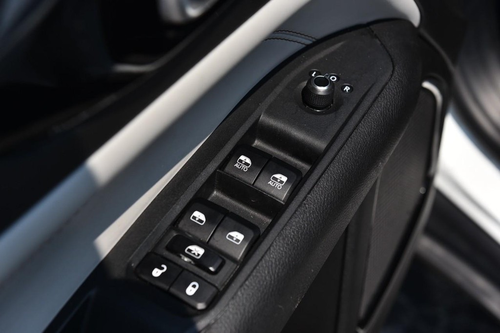 Jeep Compass Vehicle Full-screen Gallery Image 8