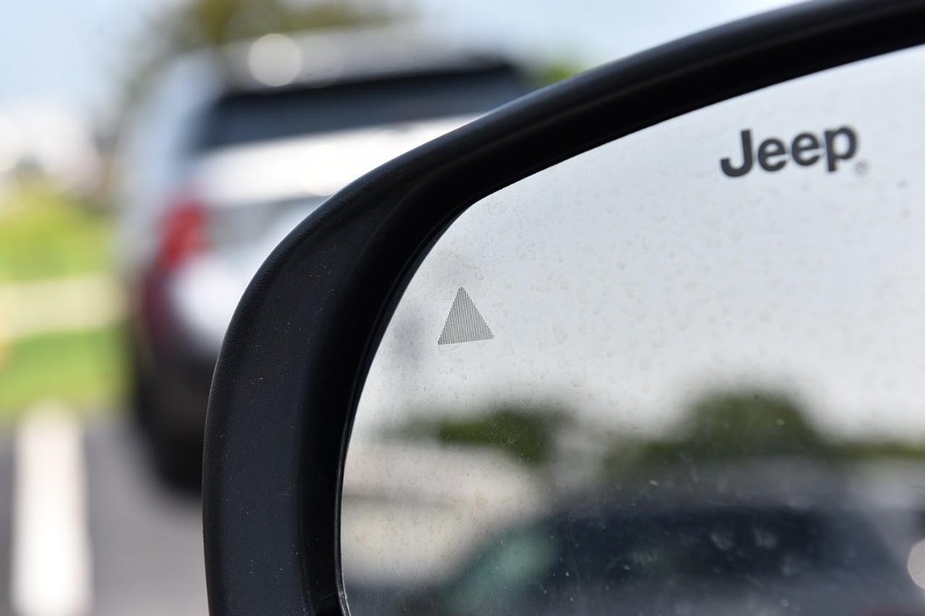 Jeep Compass Vehicle Full-screen Gallery Image 10