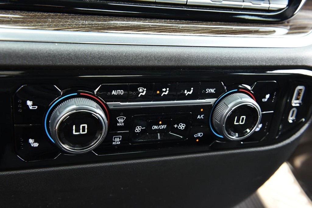 Chevrolet Silverado 1500 Vehicle Full-screen Gallery Image 15
