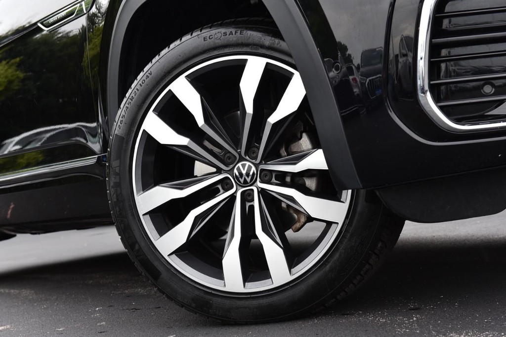 Volkswagen Atlas Cross Sport Vehicle Full-screen Gallery Image 3