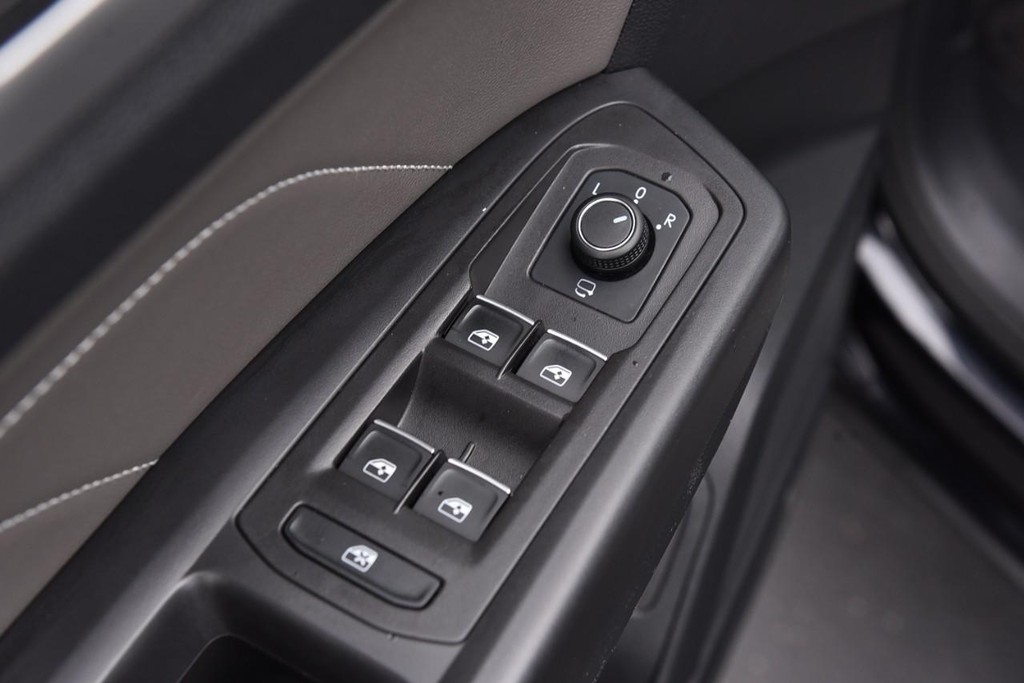 Volkswagen Atlas Cross Sport Vehicle Full-screen Gallery Image 8