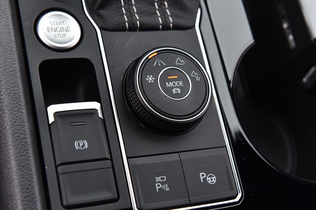 Volkswagen Atlas Cross Sport Vehicle Full-screen Gallery Image 18