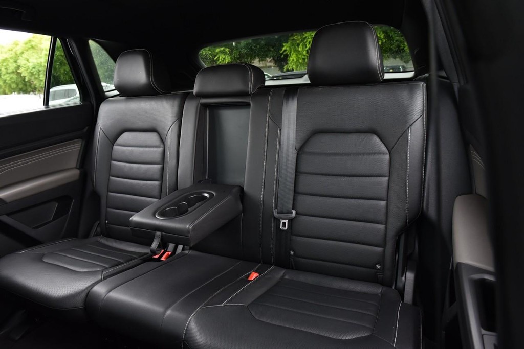 Volkswagen Atlas Cross Sport Vehicle Full-screen Gallery Image 23