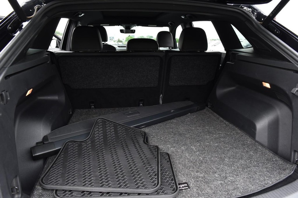 Volkswagen Atlas Cross Sport Vehicle Full-screen Gallery Image 26