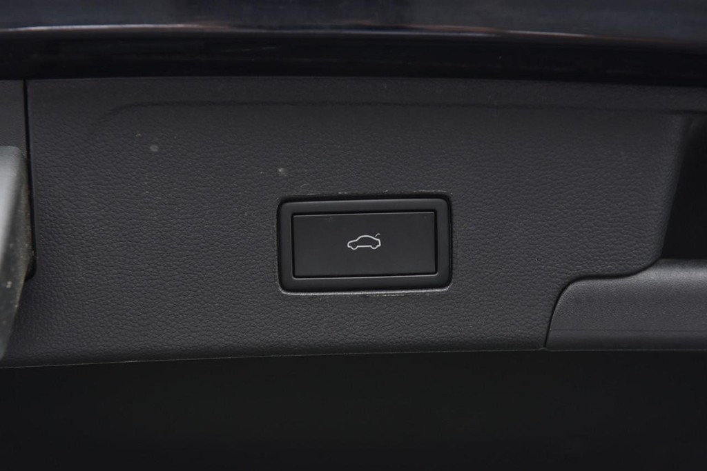 Volkswagen Atlas Cross Sport Vehicle Full-screen Gallery Image 27