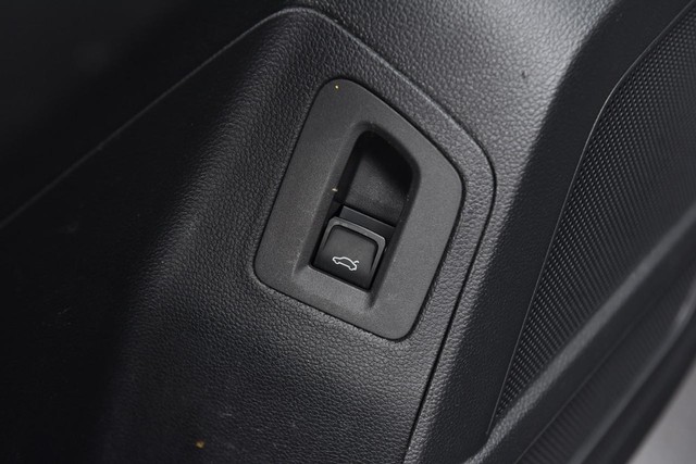 Volkswagen Atlas Cross Sport Vehicle Image 09