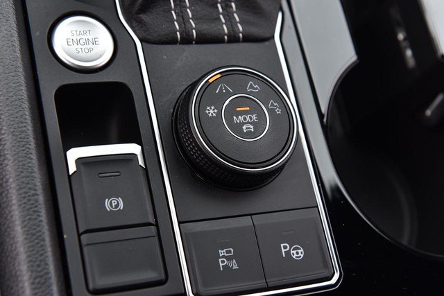 Volkswagen Atlas Cross Sport Vehicle Image 18