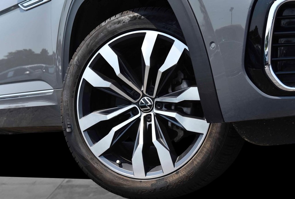 Volkswagen Atlas Cross Sport Vehicle Full-screen Gallery Image 3