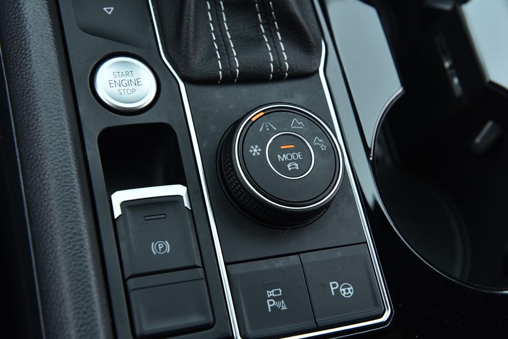 Volkswagen Atlas Cross Sport Vehicle Full-screen Gallery Image 17