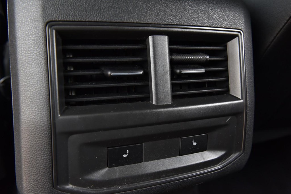 Volkswagen Atlas Cross Sport Vehicle Full-screen Gallery Image 23
