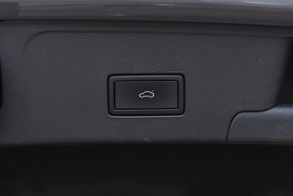 Volkswagen Atlas Cross Sport Vehicle Full-screen Gallery Image 26
