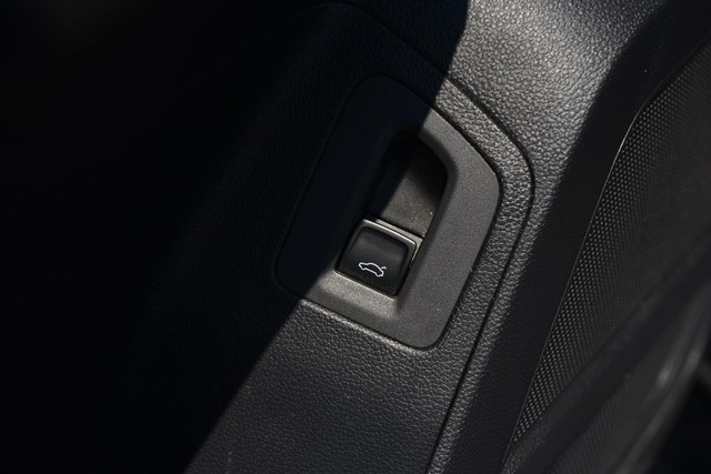 Volkswagen Atlas Cross Sport Vehicle Image 09