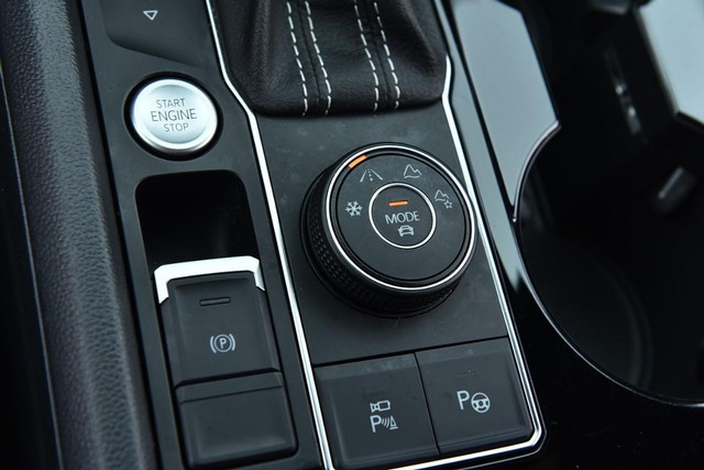 Volkswagen Atlas Cross Sport Vehicle Image 17