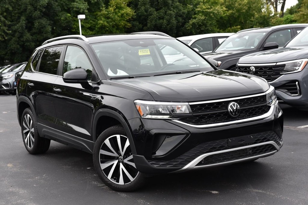 Volkswagen Taos Vehicle Full-screen Gallery Image 2