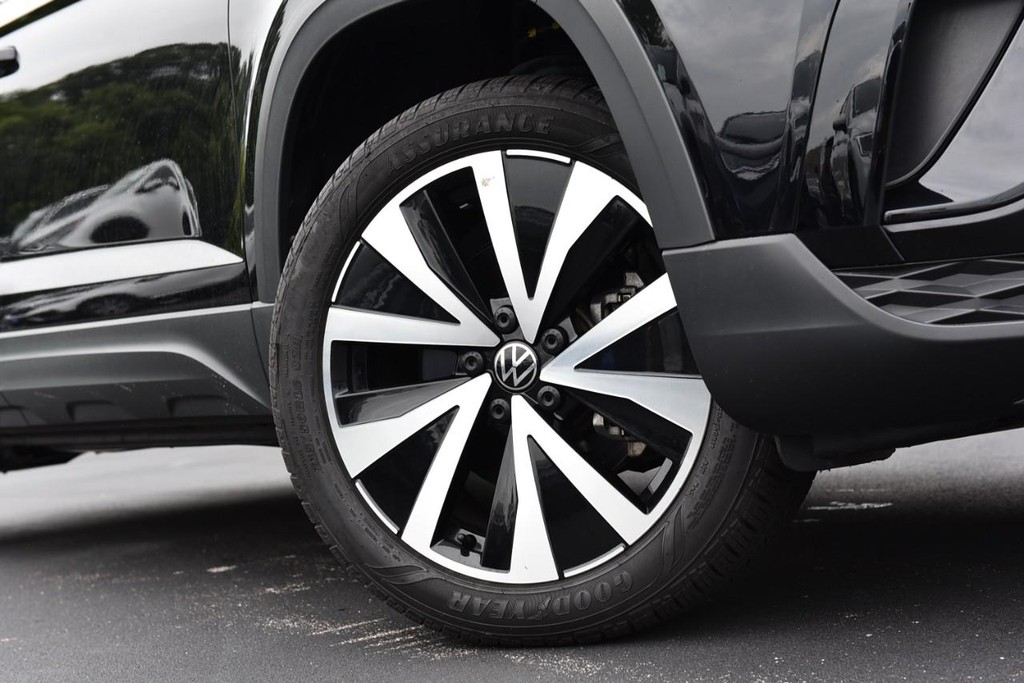 Volkswagen Taos Vehicle Full-screen Gallery Image 3
