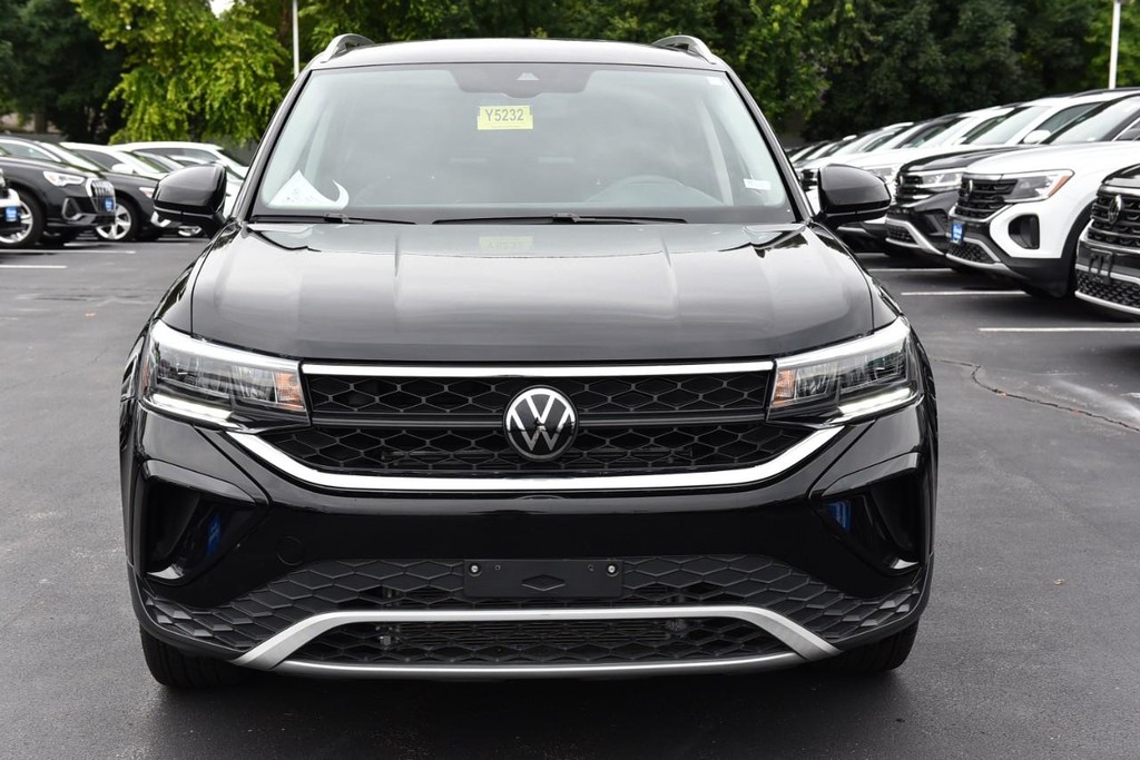 Volkswagen Taos Vehicle Full-screen Gallery Image 4