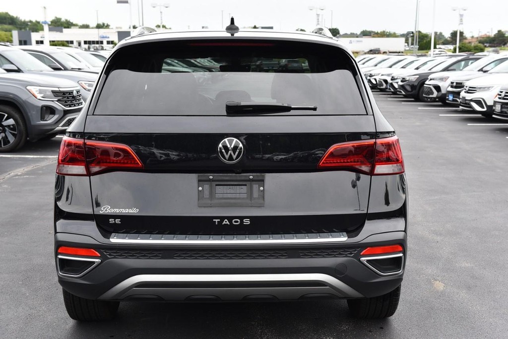 Volkswagen Taos Vehicle Full-screen Gallery Image 6