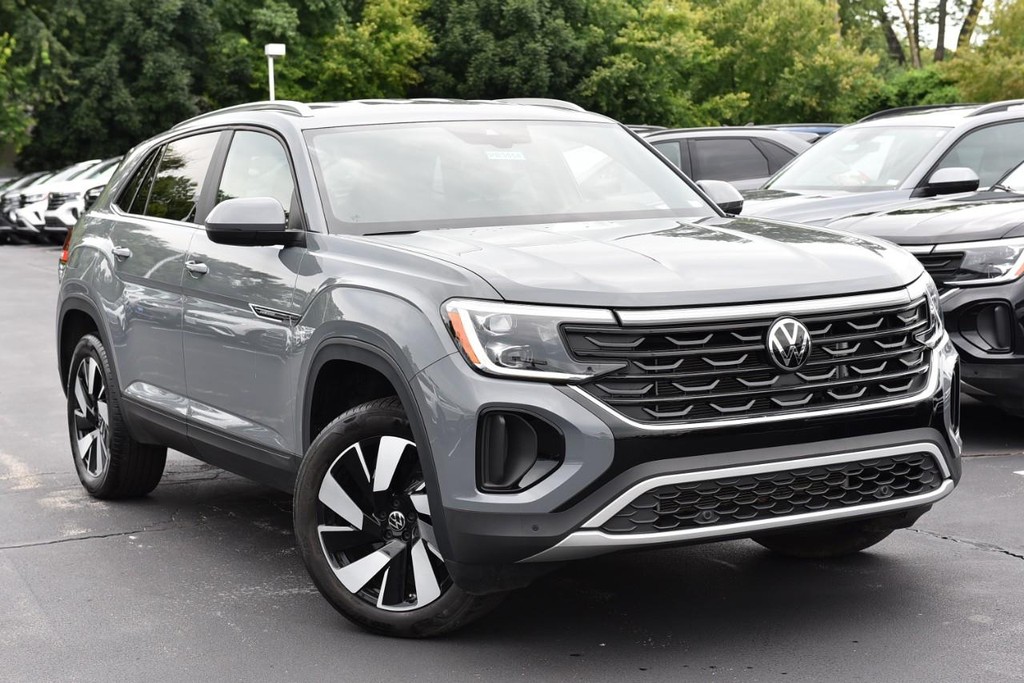 Volkswagen Atlas Cross Sport Vehicle Full-screen Gallery Image 2