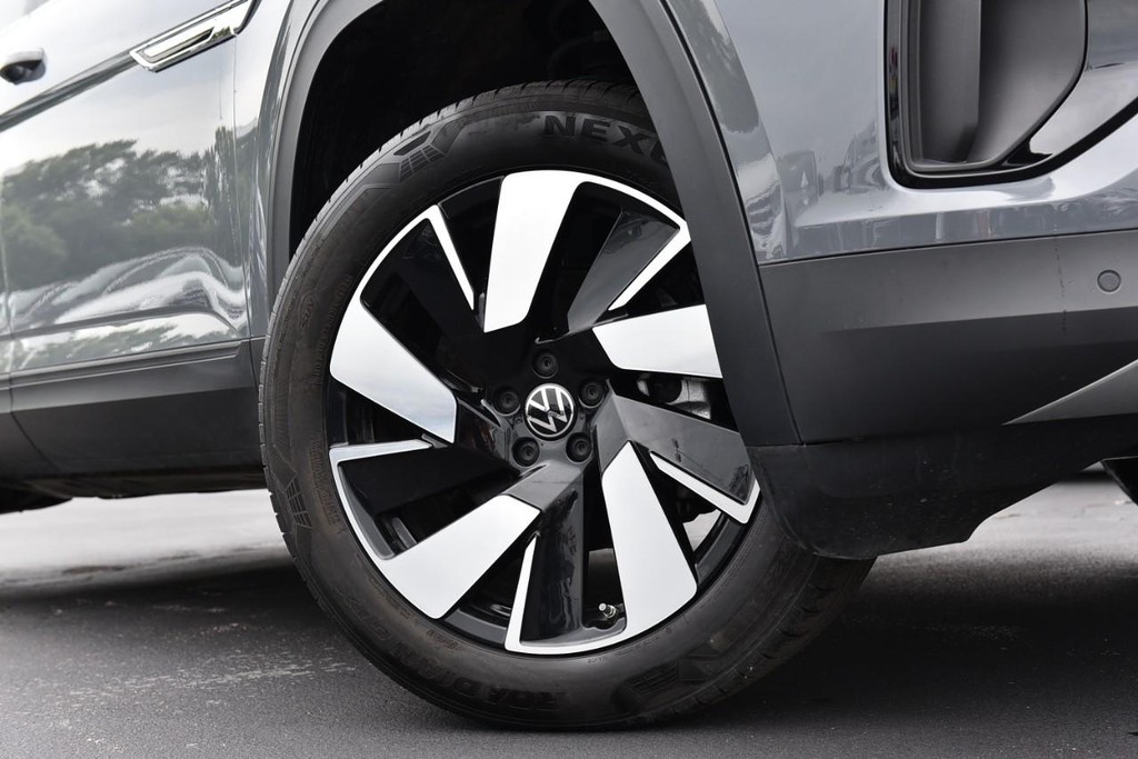Volkswagen Atlas Cross Sport Vehicle Full-screen Gallery Image 3