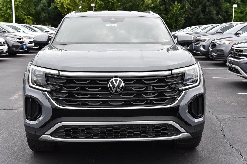 Volkswagen Atlas Cross Sport Vehicle Full-screen Gallery Image 4