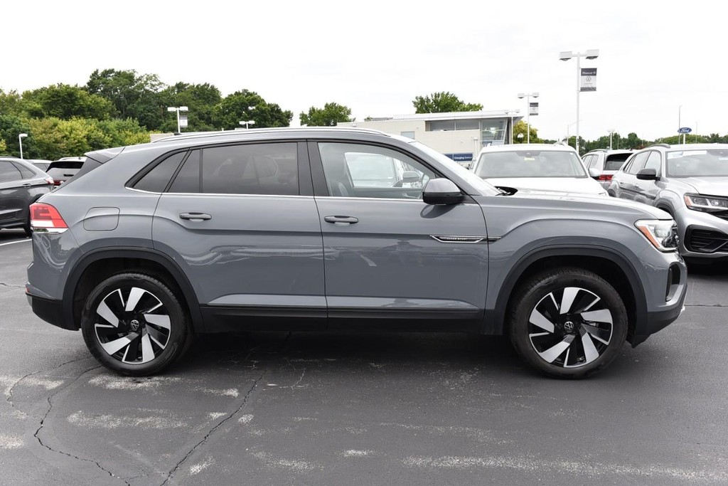 Volkswagen Atlas Cross Sport Vehicle Full-screen Gallery Image 5