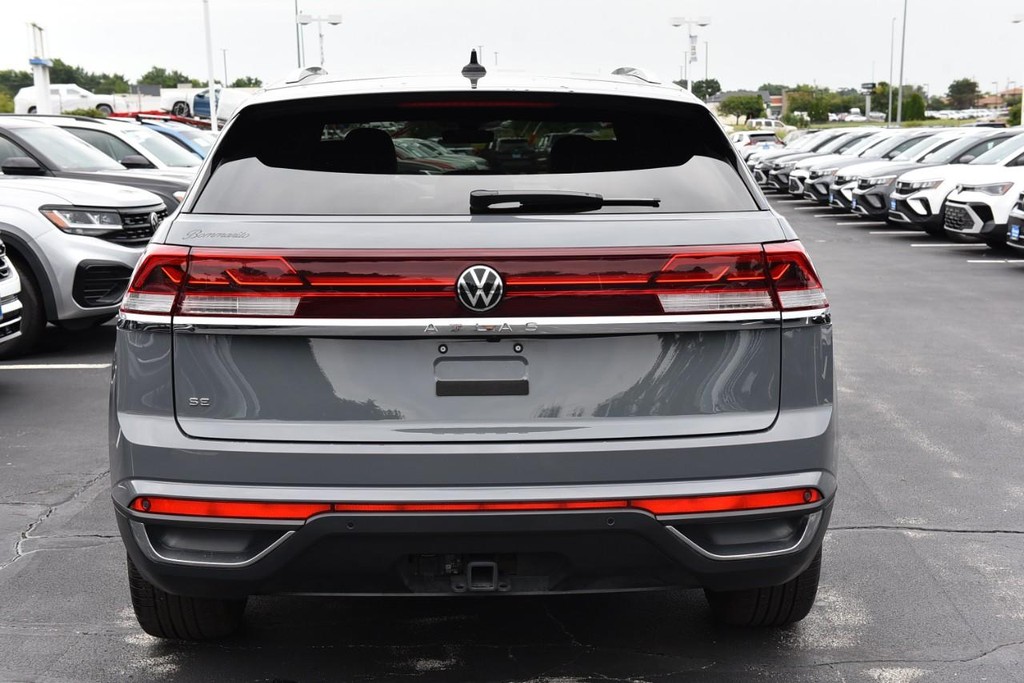 Volkswagen Atlas Cross Sport Vehicle Full-screen Gallery Image 6