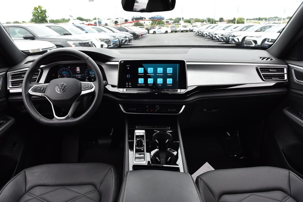 Volkswagen Atlas Cross Sport Vehicle Full-screen Gallery Image 7