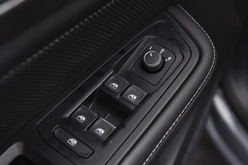 Volkswagen Atlas Cross Sport Vehicle Full-screen Gallery Image 8
