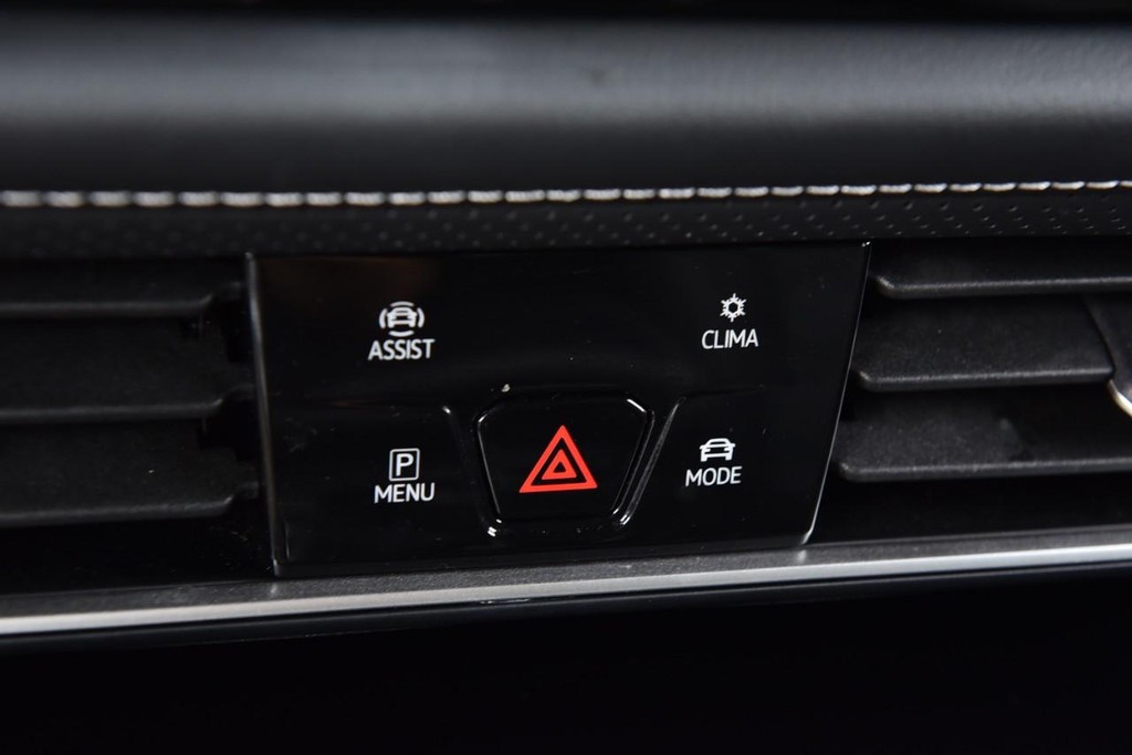 Volkswagen Atlas Cross Sport Vehicle Full-screen Gallery Image 15