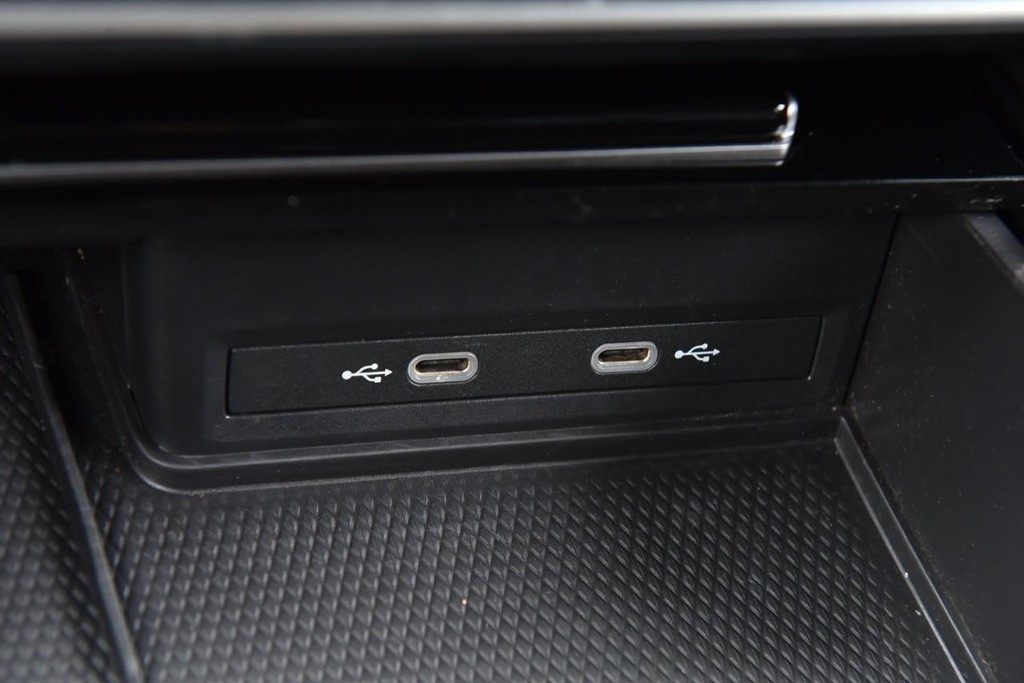Volkswagen Atlas Cross Sport Vehicle Full-screen Gallery Image 16