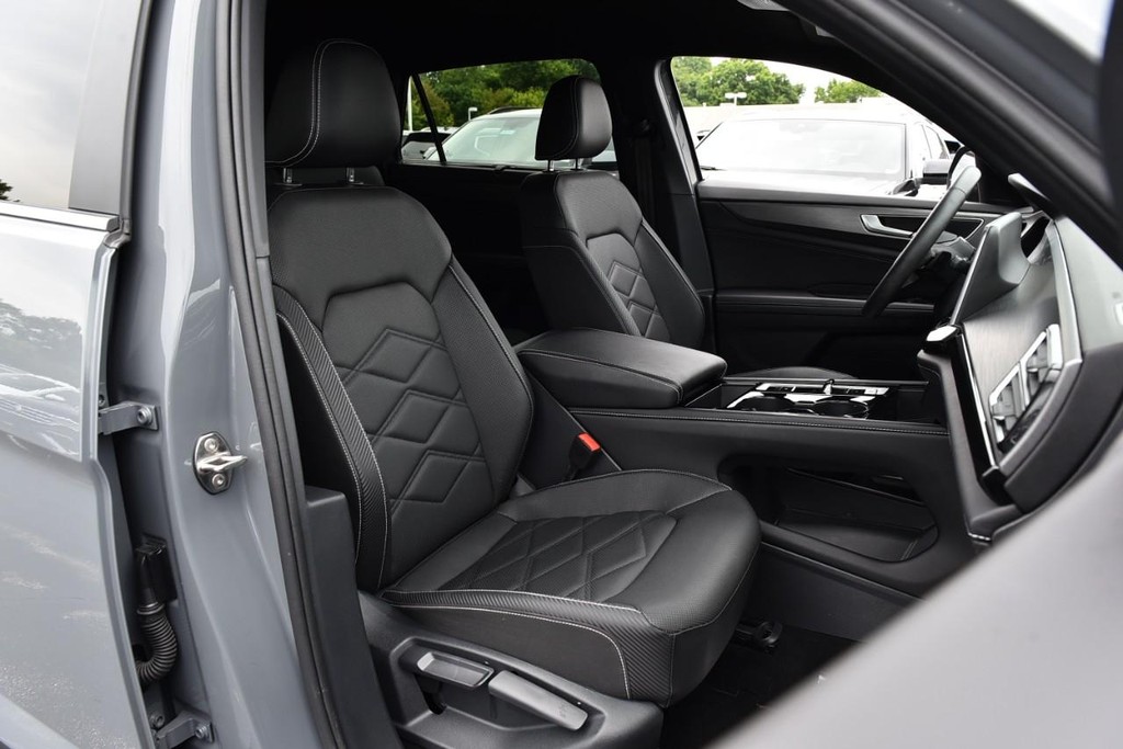 Volkswagen Atlas Cross Sport Vehicle Full-screen Gallery Image 20