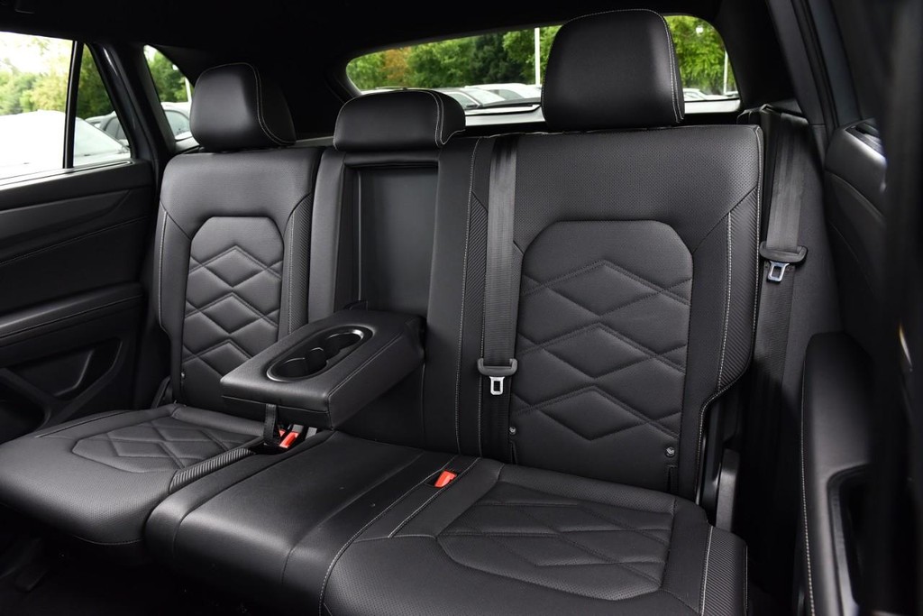 Volkswagen Atlas Cross Sport Vehicle Full-screen Gallery Image 21