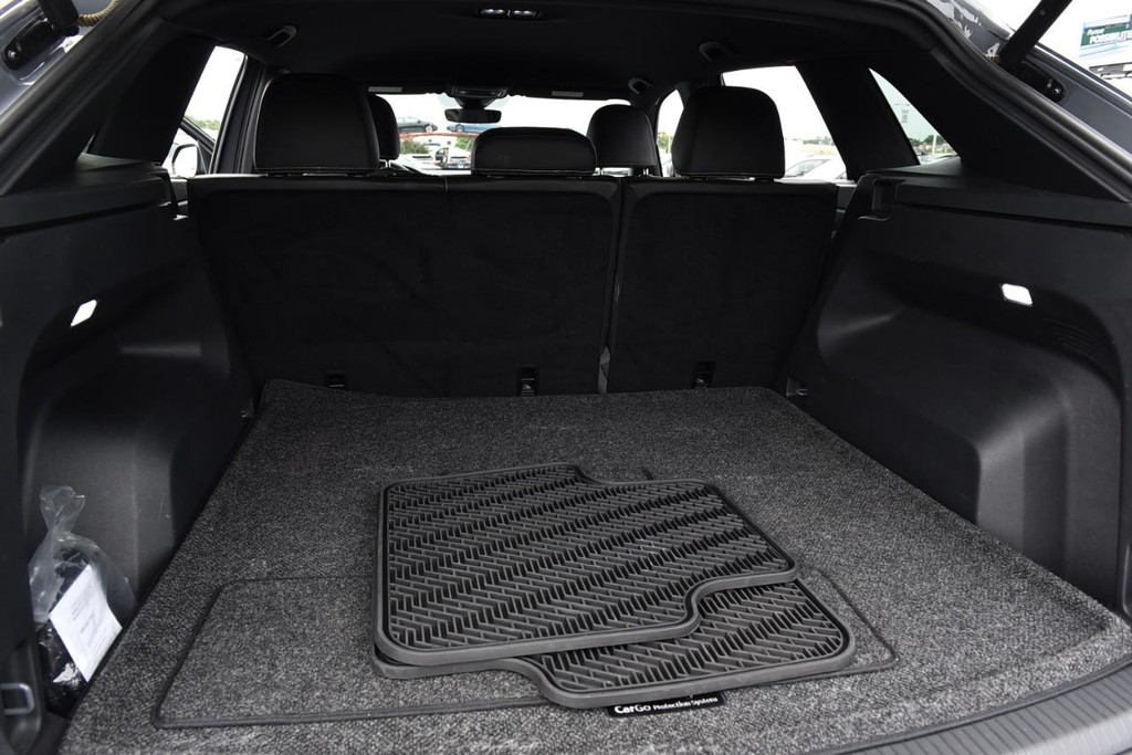 Volkswagen Atlas Cross Sport Vehicle Full-screen Gallery Image 24