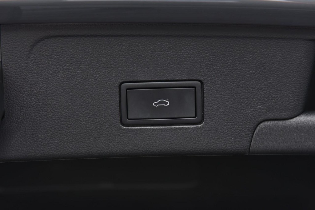 Volkswagen Atlas Cross Sport Vehicle Full-screen Gallery Image 25
