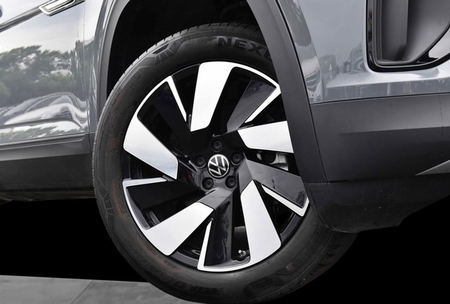 Volkswagen Atlas Cross Sport Vehicle Image 03