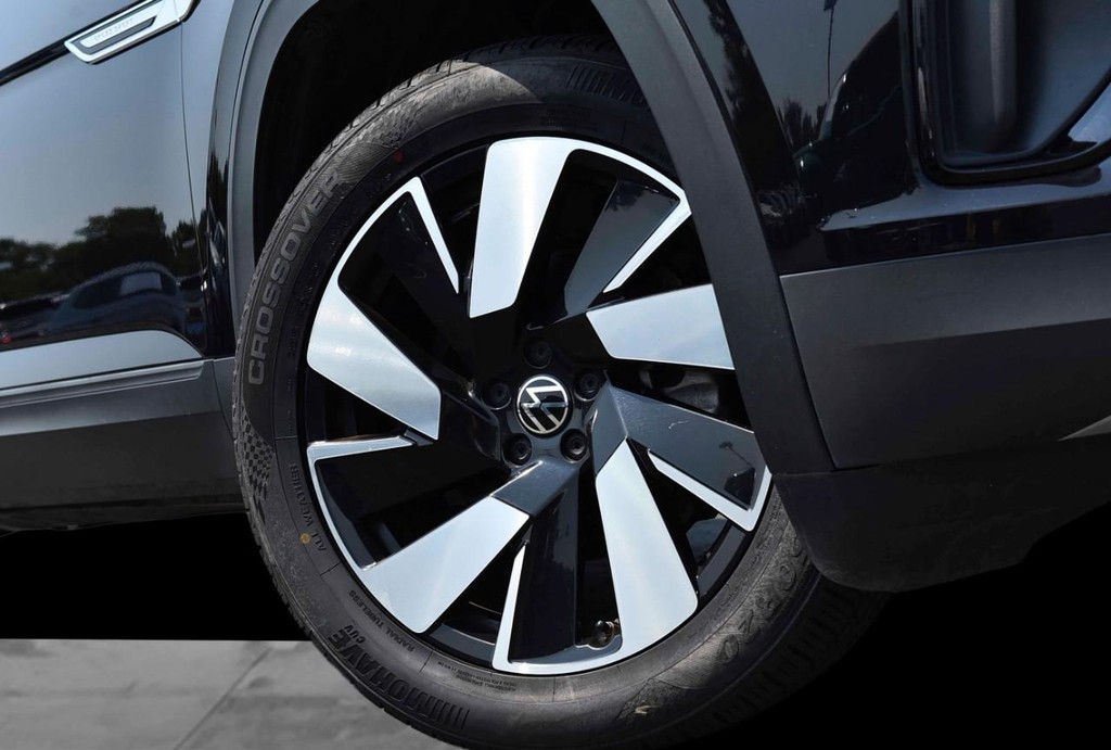 Volkswagen Atlas Cross Sport Vehicle Full-screen Gallery Image 3