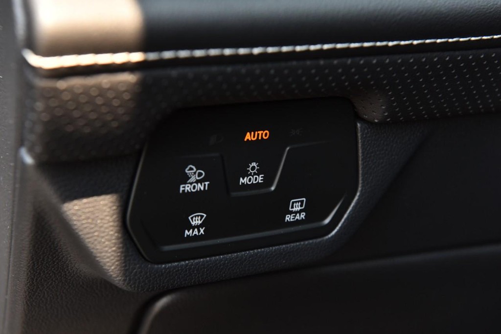 Volkswagen Atlas Cross Sport Vehicle Full-screen Gallery Image 11