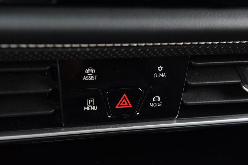 Volkswagen Atlas Cross Sport Vehicle Full-screen Gallery Image 15